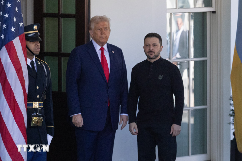 Mỹ và Ukraine đã không ký thỏa thuận khoáng sản như kế hoạch ban đầu sau cuộc tranh luận căng thẳng giữa Tổng thống Mỹ Donald Trump (giữa) và người đồng cấp Ukraine Volodymyr Zelensky (phải) tại Nhà Trắng hôm 28/2/2025. (Ảnh: THX/TTXVN)
