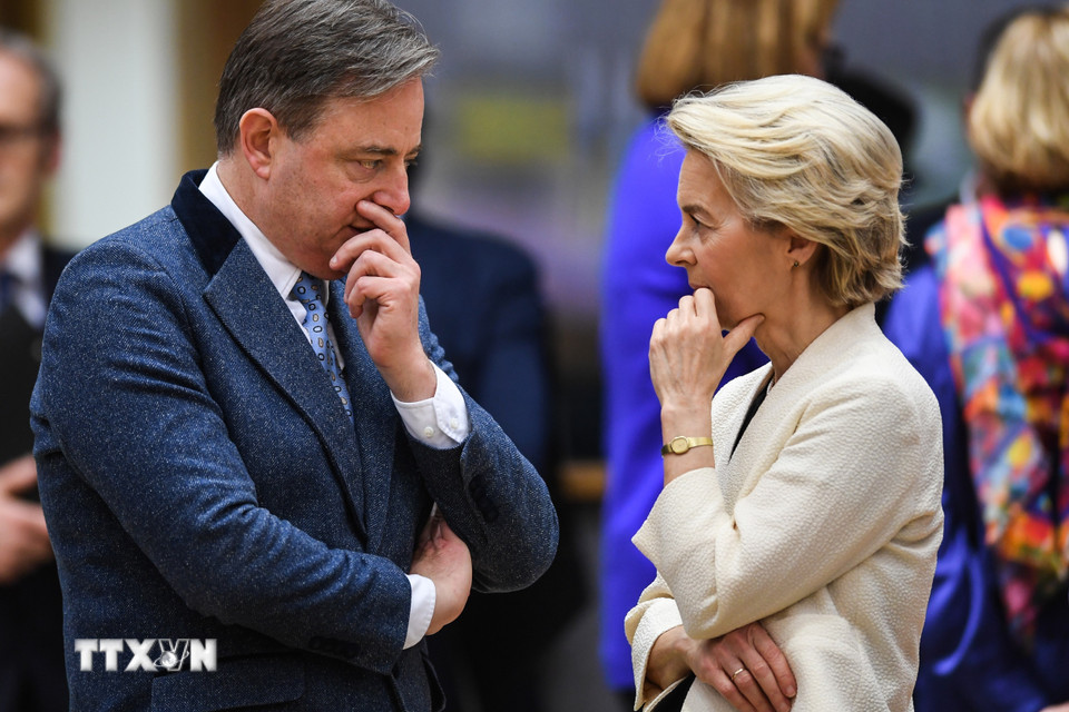 Tại hội nghị thượng đỉnh đặc biệt ở Brussels ngày 6/3/2025, các nhà lãnh đạo của 27 quốc gia thành viên Liên minh châu Âu (EU) đã thông qua kế hoạch của Ủy ban châu Âu (EC) nhằm tăng cường quốc phòng cho toàn bộ lục địa, với một quỹ lên tới 800 tỷ euro. (Ảnh: AA/TTXVN)