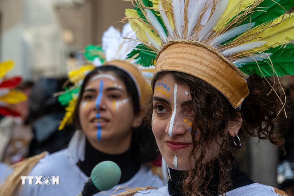 Người dân tham gia Lễ hội Carnival ở Athens (Hy Lạp). (Ảnh: THX/TTXVN)