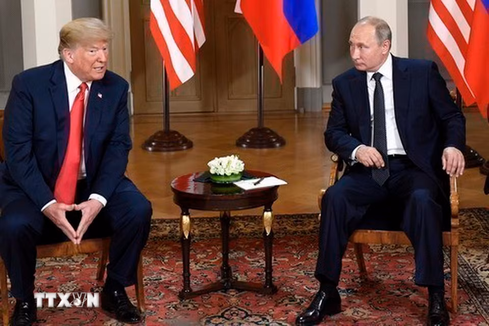 Ngày 2/3/2025, Tổng thống Mỹ Donald Trump đã kêu gọi người dân Mỹ quan tâm hơn đến các vấn đề xã hội như băng đảng ma túy, nạn di cư và giết người nhằm tránh những kết cục giống như châu Âu, thay vì lo lắng về việc ông nối lại quan hệ với Tổng thống Nga Vladimir Putin. Ảnh: Tổng thống Mỹ Donald Trump (trái) trong cuộc gặp Tổng thống Nga Vladimir Putin tại Helsinki (Phần Lan), ngày 16/7/2018. (Ảnh: THX/TTXVN)