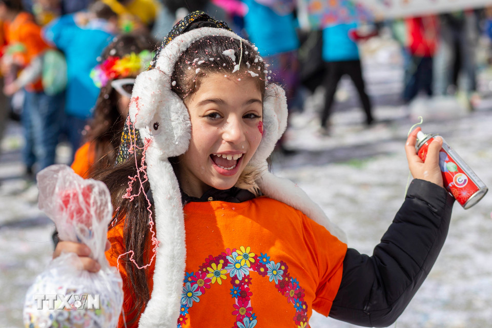 Một em nhỏ tham gia Lễ hội Carnival ở Nicosia (Cộng hòa Síp). (Ảnh: THX/TTXVN)
