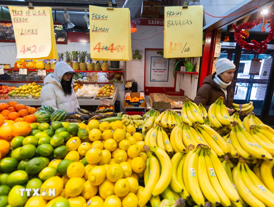 Ngày 4/3/2025, Mỹ quyết định áp mức thuế 25% đối với hàng hóa nhập khẩu từ Canada và Mexico. Ảnh: Hàng hóa bày bán tại siêu thị ở Toronto (Canada). (Ảnh: THX/TTXVN)