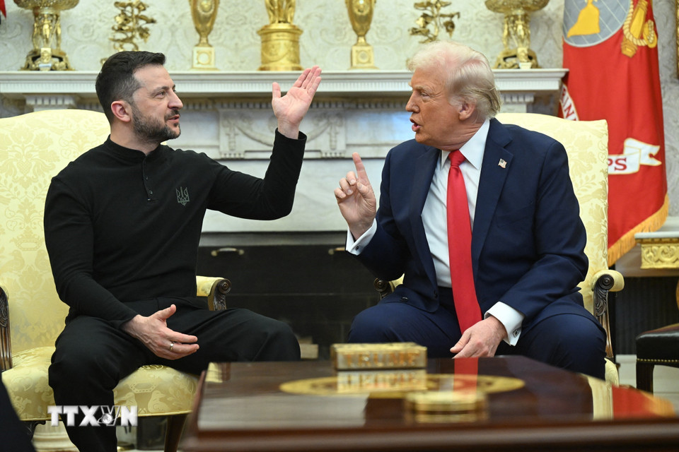 Mỹ và Ukraine đã không ký thỏa thuận khoáng sản như kế hoạch ban đầu sau cuộc tranh luận căng thẳng giữa Tổng thống Mỹ Donald Trump (phải) và người đồng cấp Ukraine Volodymyr Zelensky tại Nhà Trắng hôm 28/2/2025. (Ảnh: AP/TTXVN)