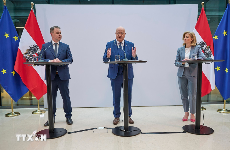 Ảnh (từ trái sang): Lãnh đạo đảng SPO Andreas Babler, lãnh đạo đảng OVP Christian Stocker và lãnh đạo đảng Tự do Neos Beate Meinl-Reisinger trong cuộc họp báo tại Vienna (Áo) ngày 27/2/2025. (Ảnh: THX/TTXVN)