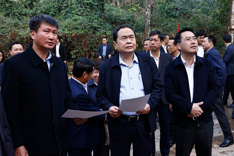 Trong chuyến thăm và làm việc tại tỉnh Yên Bái, sáng 4/1/2025, Chủ tịch Quốc hội Trần Thanh Mẫn đến thăm hỏi, động viên gia đình bị sập do ảnh hưởng của cơn bão số 3 và gia đình chính sách. (Ảnh: Doãn Tấn/TTXVN)