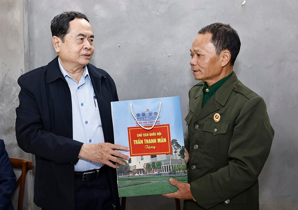Chủ tịch Quốc hội Trần Thanh Mẫn thăm hỏi tặng quà gia đình ông Nguyễn Duy Cảnh (1968), nhà bị sập do ảnh hưởng của cơn bão số ở số nhà 34, đường Nguyễn Quang Bích, tổ 8, phường Yên Thịnh, thành phố Yên Bái. (Ảnh: Doãn Tấn/TTXVN)