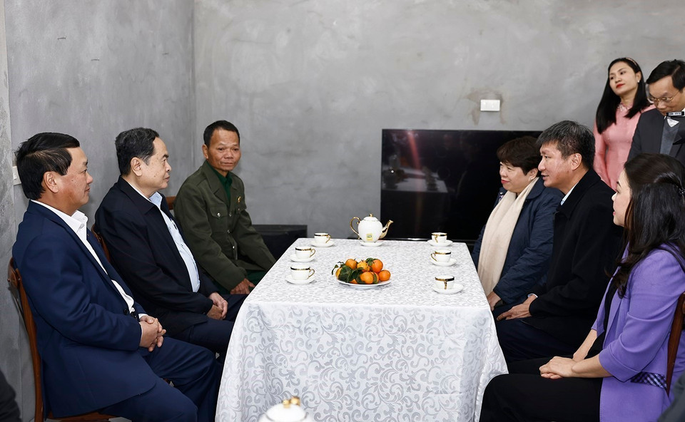 Chủ tịch Quốc hội Trần Thanh Mẫn thăm hỏi gia đình ông Nguyễn Duy Cảnh (1968), nhà bị sập do ảnh hưởng của cơn bão số ở số nhà 34, đường Nguyễn Quang Bích, tổ 8, phường Yên Thịnh, thành phố Yên Bái. (Ảnh: Doãn Tấn/TTXVN)