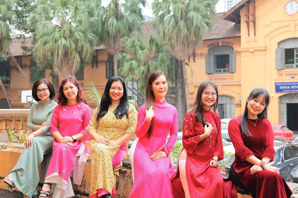 Các nữ cán bộ của Trung tâm Kỹ thuật Thông tấn hưởng ứng Tuần lễ áo dài. (Ảnh: Vietnam+)