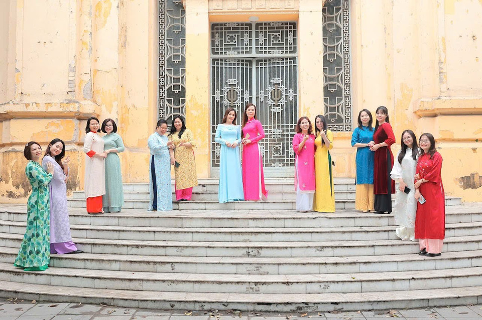 Nét thanh lịch trong những tà áo dài thướt tha. (Ảnh: Vietnam+)