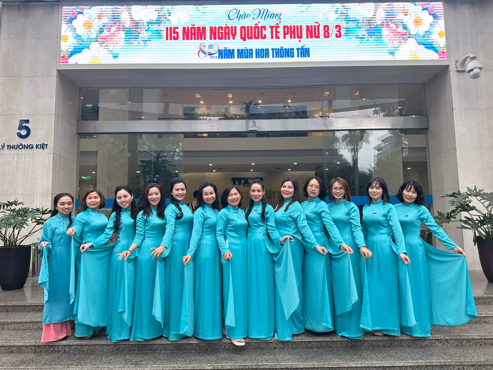 Chào đón 8/3. (Ảnh: Vietnam+)