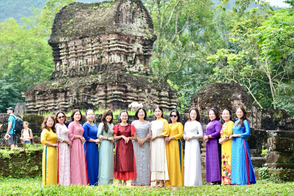 Những tà áo dài duyên dáng tại Di sản Văn hóa Thế giới Mỹ Sơn. (Ảnh: Vietnam+)