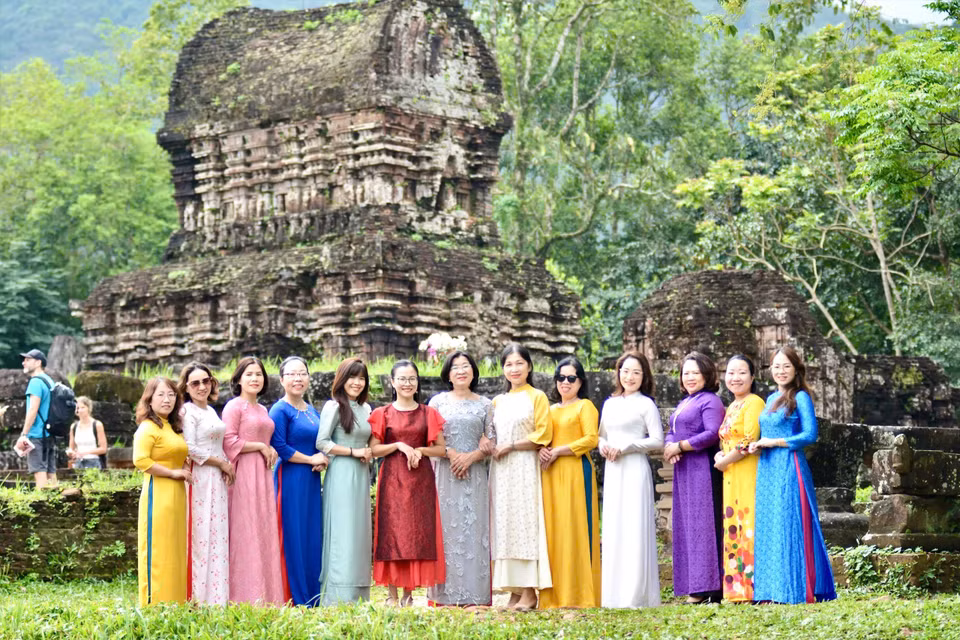Những tà áo dài duyên dáng tại Di sản Văn hóa Thế giới Mỹ Sơn. (Ảnh: Vietnam+)