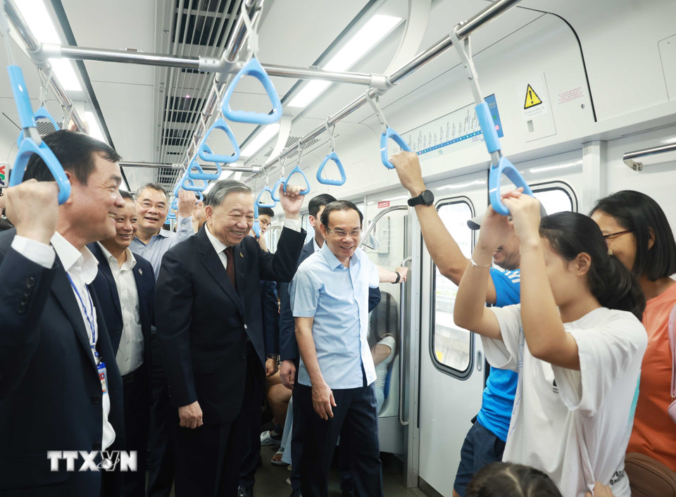 Tổng Bí thư Tô Lâm đi tàu Metro số 1 Thành phố Hồ Chí Minh. (Ảnh: Thống Nhất/TTXVN)