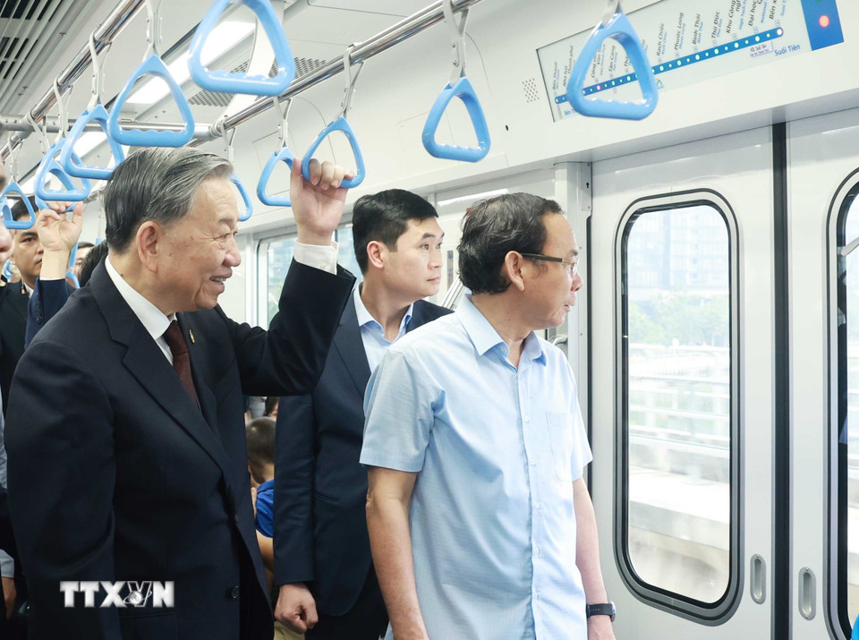 Tổng Bí thư Tô Lâm trải nghiệm đi tàu Metro số 1 Thành phố Hồ Chí Minh. (Ảnh: Thống Nhất/TTXVN)