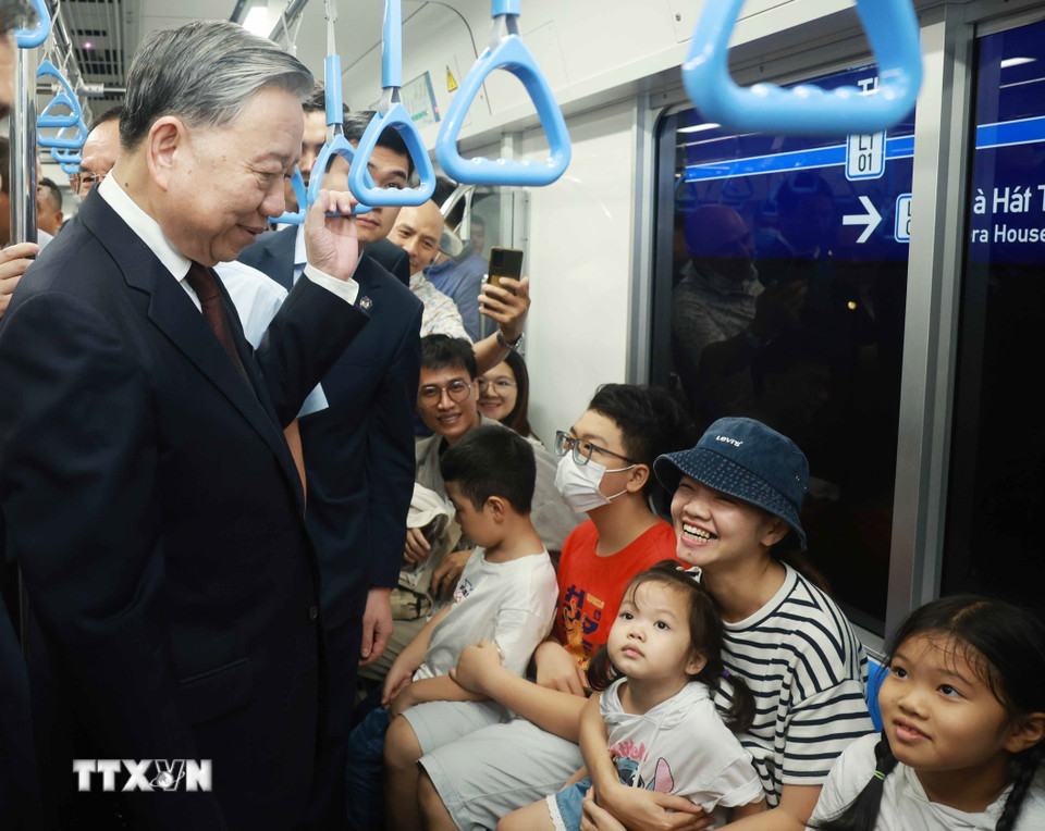Tổng Bí thư Tô Lâm đi tàu Metro số 1 Thành phố Hồ Chí Minh và trò chuyện với người dân. (Ảnh: Thống Nhất/TTXVN)