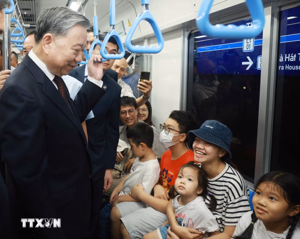 Tổng Bí thư Tô Lâm đi tàu Metro số 1 Thành phố Hồ Chí Minh và trò chuyện với người dân. (Ảnh: Thống Nhất/TTXVN)