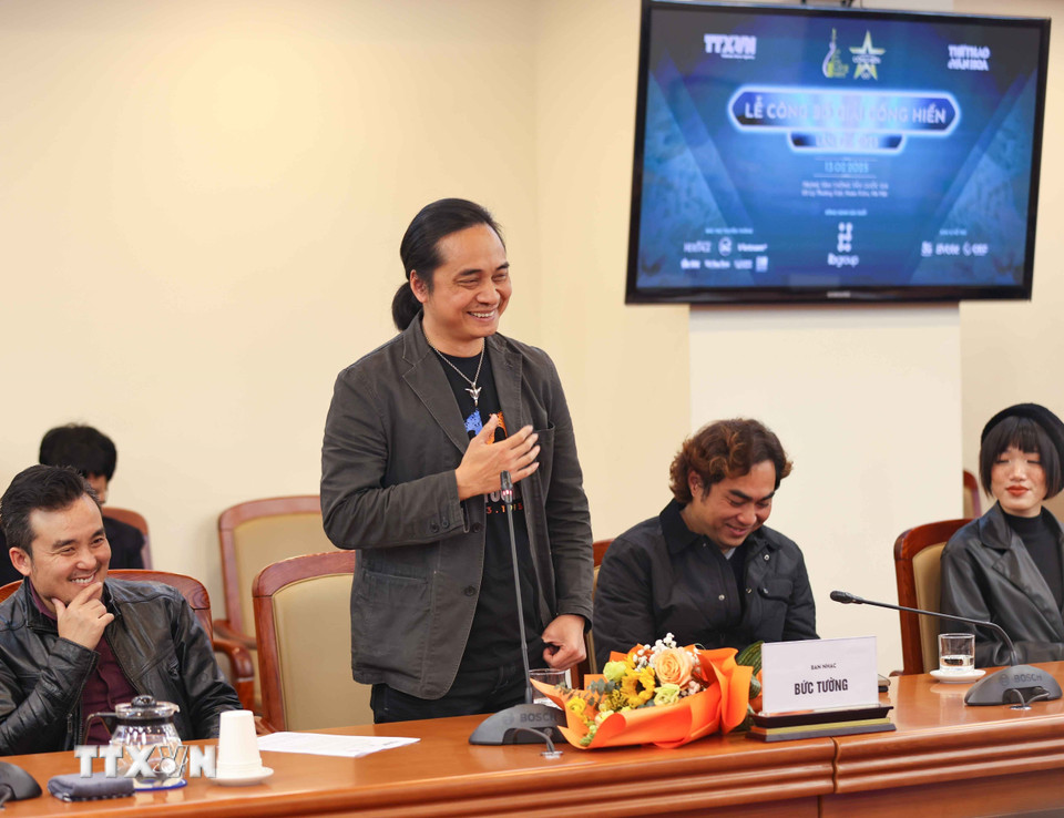 Đại diện các đề cử Cống hiến chia sẻ cảm xúc trong buổi lễ. (Ảnh: Thanh Tùng/TTXVN)