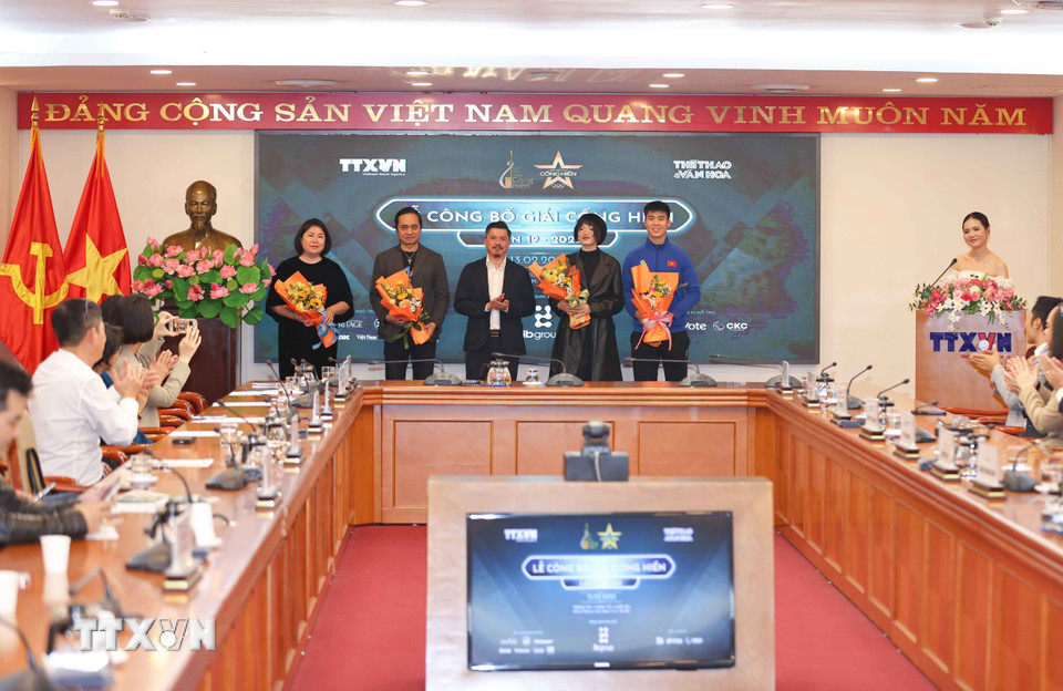 Ban Tổ chức tặng hoa chúc mừng đại diện các đề cử của Giải. (Ảnh: Thanh Tùng/TTXVN)