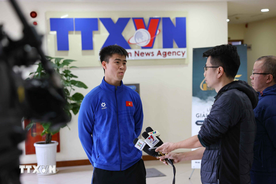 Trung vệ đội trưởng Đội tuyển bóng đá Việt Nam và Câu lạc bộ Hà Nội Đỗ Duy Mạnh trả lời phỏng vấn. (Ảnh: Thanh Tùng/TTXVN)