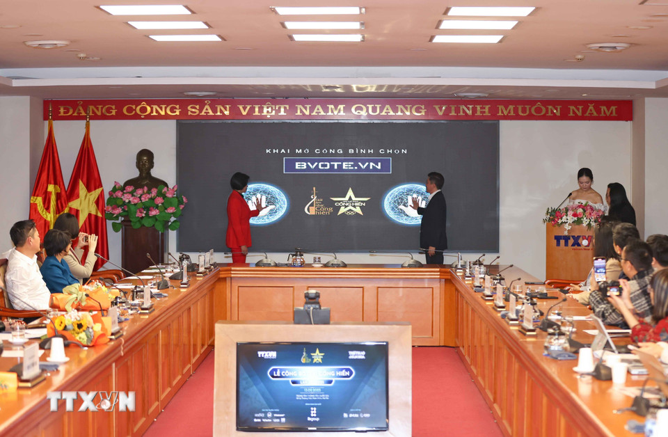 Ban Tổ chức chính thức mở cổng bình chọn cho công chúng, để cùng với lá phiếu của các nhà báo, tìm ra những chủ nhân Cống hiến của mùa giải năm nay. (Ảnh: Thanh Tùng/TTXVN)