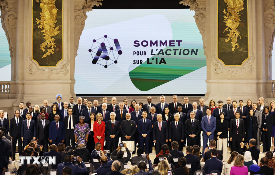 Ngày 11/2/2025, tổng cộng 61 quốc gia đã thông qua tuyên bố chung về nhu cầu Trí tuệ Nhân tạo (AI) “mở, toàn diện và đạo đức” tại hội nghị thượng đỉnh AI ở Paris (Pháp). Tuy nhiên, Mỹ và Anh đã không ký tuyên bố cuối cùng của hội nghị, với lý do lợi ích quốc gia và lo ngại về quy định. Tuyên bố chung nhấn mạnh các vấn đề liên quan đến AI và năng lượng đã “lần đầu tiên” được giải quyết trong bối cảnh đa phương. (Ảnh: THX/TTXVN)