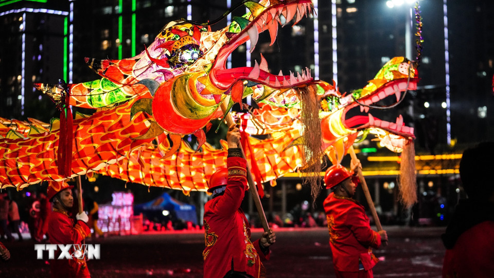 Lễ hội đèn lồng diễn ra vào ngày Rằm tháng Giêng (Tết Nguyên tiêu) tại một số quốc gia. Tết Nguyên tiêu là ngày hội mừng lần trăng tròn đầu tiên của năm mới theo Âm lịch, có ý nghĩa quan trọng đối với người dân nhiều nước trên thế giới. (Ảnh: THX/TTXVN)