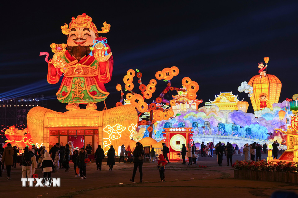 Đèn lồng được thắp sáng rực rỡ dịp tết Nguyên tiêu tại Bắc Kinh (Trung Quốc), ngày 10/2/2025. (Ảnh: THX/TTXVN)