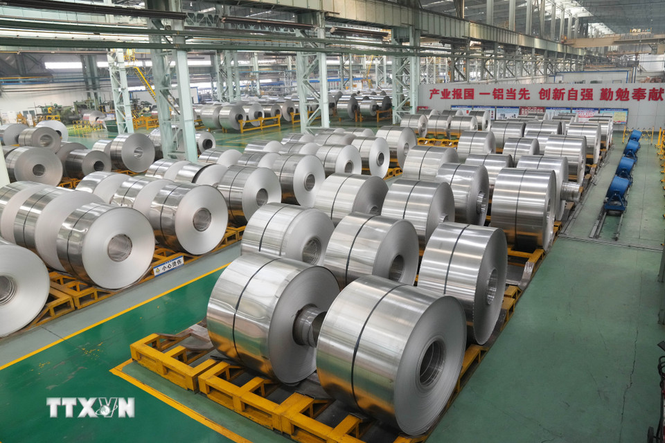 Ngày 10/2/2025, Tổng thống Mỹ Donald Trump đã chính thức ký sắc lệnh áp thuế 25% lên mặt hàng hàng thép và nhôm nhập khẩu vào nước này. Trong ảnh: Nhôm được sản xuất tại nhà máy ở Cáp Nhĩ Tân, tỉnh Hắc Long Giang (Trung Quốc). (Ảnh: THX/TTXVN)