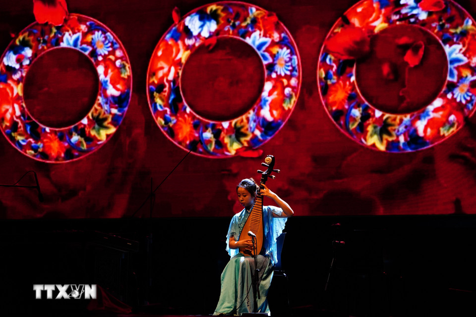 Biểu diễn nghệ thuật dịp tết Nguyên tiêu tại Colombo (Sri Lanka), ngày 12/2/2025. (Ảnh: THX/TTXVN)