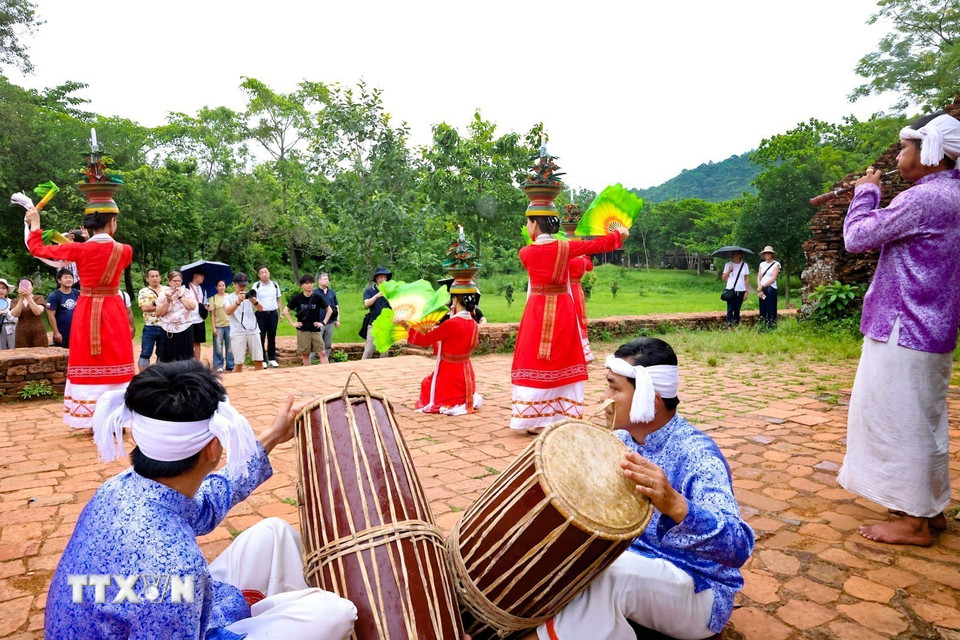 Vũ điệu Chăm tìm kiếm những không gian biểu đạt mới trong xã hội hiện đại, tiếp cận du khách trong và ngoài nước. (Ảnh: Thanh Tùng/TTXVN)