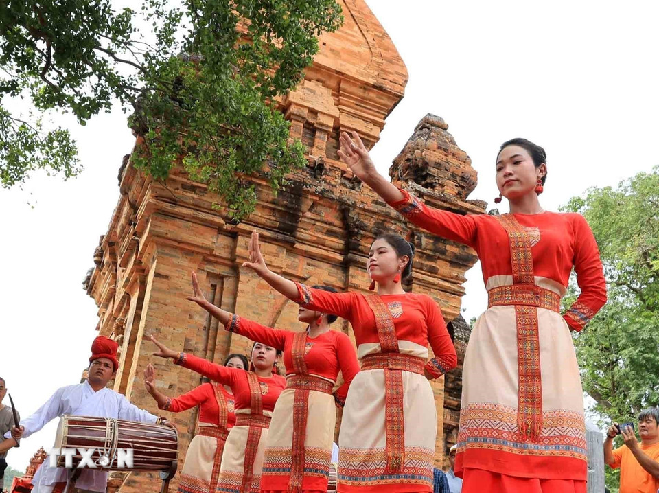 Từng động tác tay, chân của vũ công đều chứa đựng những câu chuyện văn hóa, lịch sử sâu sắc của người Chăm. (Ảnh: Nhật Anh/TTXVN)