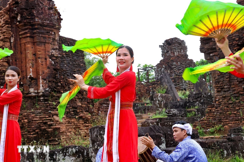 Không gian thiêng của tháp cổ trở thành "sân khấu" đặc biệt cho những màn trình diễn mang đậm giá trị tâm linh. (Ảnh: Thanh Tùng/TTXVN)