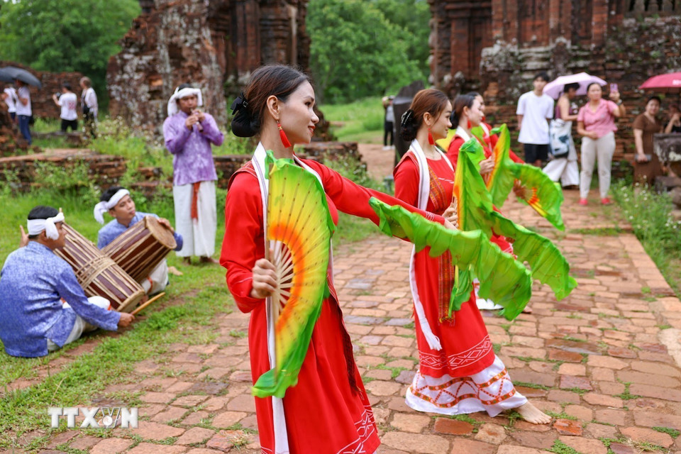 Việc duy trì các vũ điệu Chăm góp phần quan trọng trong việc bảo tồn bản sắc văn hóa của cộng đồng. (Ảnh: Thanh Tùng/TTXVN)