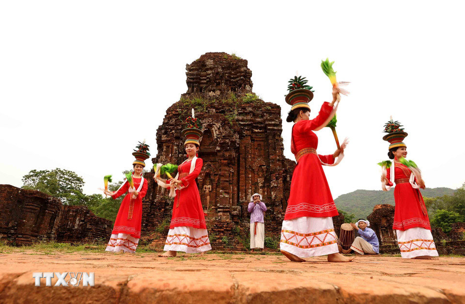 Những vũ điệu Chăm uyển chuyển như "đánh thức" không gian tĩnh lặng, cổ kính của tháp cổ. (Ảnh: Nhật Anh/TTXVN)