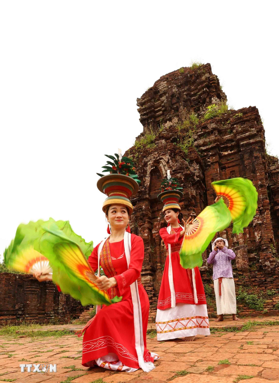 Mỗi điệu múa là một "thực hành văn hóa sống động," tái hiện nghi lễ, tín ngưỡng của người Chăm xưa. (Ảnh: Nhật Anh/TTXVN)