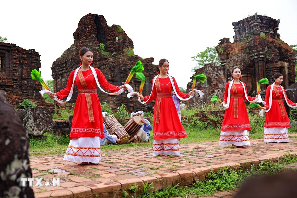 Công tác bảo tồn không chỉ dừng lại ở việc giữ gìn các động tác mà còn nghiên cứu, phục dựng ý nghĩa tâm linh của từng điệu múa. (Ảnh: Thanh Tùng/TTXVN)