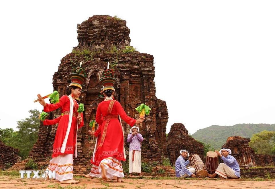 Sự kết hợp giữa âm nhạc truyền thống và vũ điệu Chăm tạo nên một trải nghiệm văn hóa độc đáo, khó quên. (Ảnh: Nhật Anh/TTXVN)