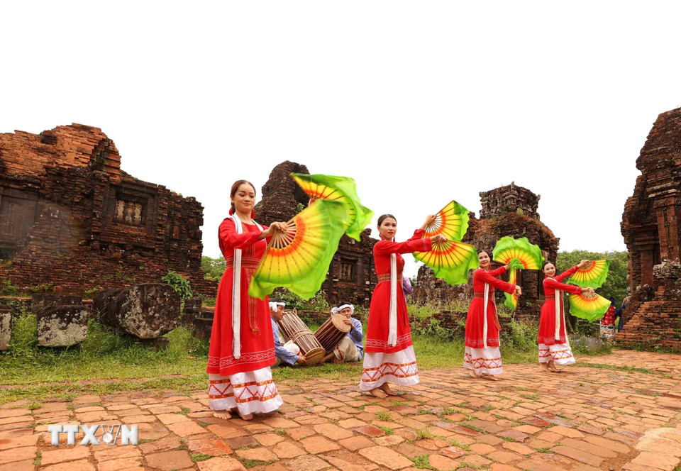 Khoảnh khắc giao thoa giữa vũ điệu mềm mại và kiến trúc tháp cổ kiên cố, tạo nên vẻ đẹp hài hòa. (Ảnh: Nhật Anh/TTXVN)