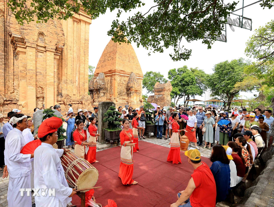 Khán giả say sưa theo dõi từng nhịp điệu, cảm nhận sự kết nối giữa quá khứ và hiện tại. (Ảnh: Nhật Anh/TTXVN)