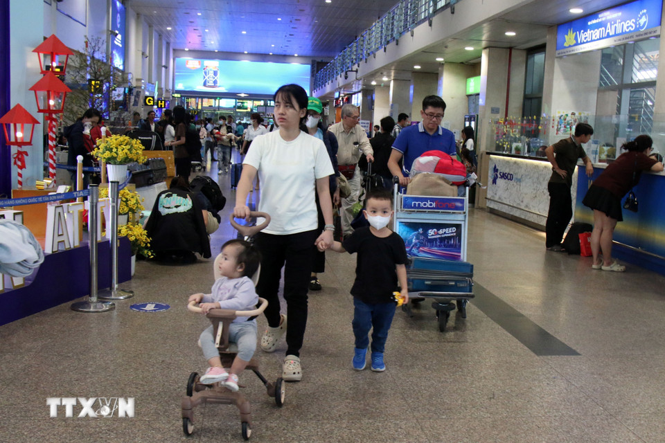 Nhiều người dân đến sân bay Tân Sơn Nhất để rời Thành phố Hồ Chí Minh. (Ảnh: Tiến Lực/TTXVN)
