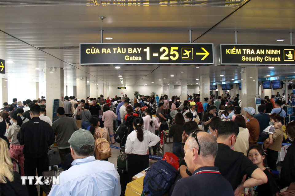 Trong ngày 24/1/2025, sân bay Tân Sơn Nhất dự kiến phục vụ hơn 150.000 lượt khách. (Ảnh: Tiến Lực/TTXVN)