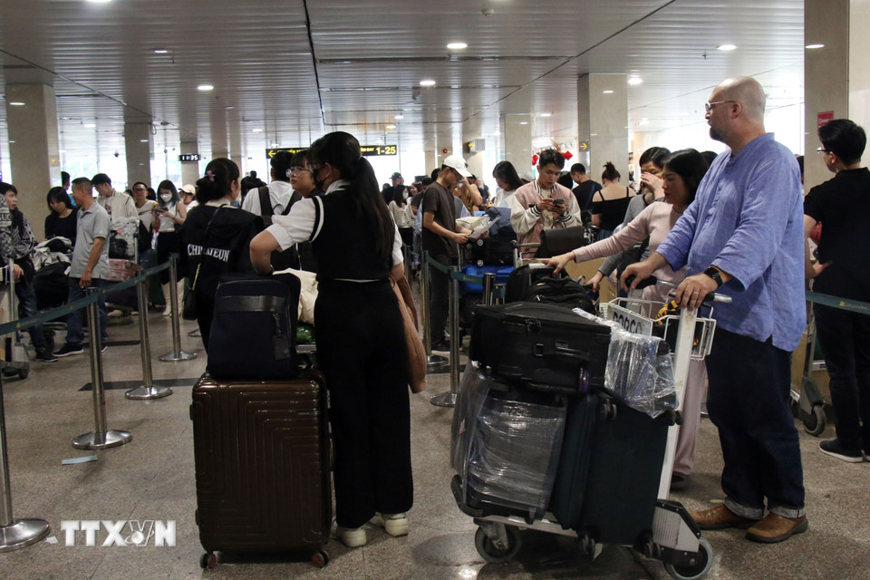 Hành khách mang theo nhiều hành lý để rời Thành phố Hồ Chí Minh trưa 24/1/2025. (Ảnh: Tiến Lực/TTXVN)
