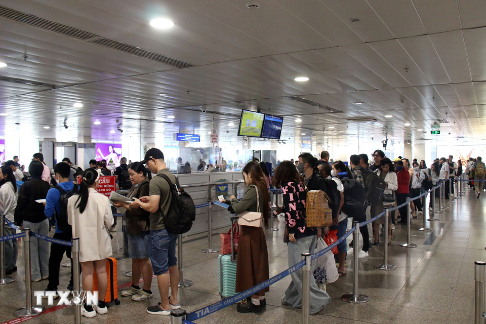 Khác với khu vực làm thủ tục đông nghẹt, khu vực soi chiếu an ninh khá thông thoáng. (Ảnh: Tiến Lực/TTXVN)
