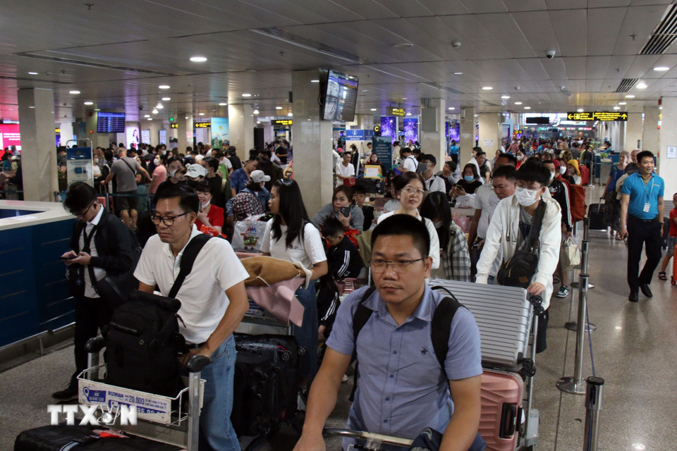 Sân bay Tân Sơn Nhất đông nghẹt trưa 24/1/2025. (Ảnh: Tiến Lực/TTXVN)