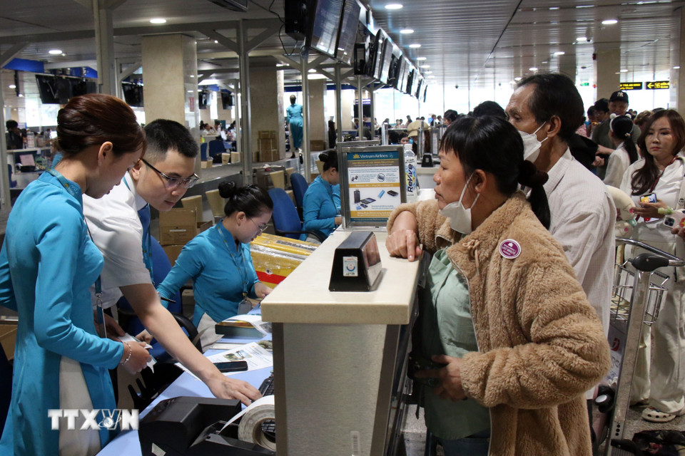 Hành khách làm thủ tục tại Sân bay Tân Sơn Nhất trưa 24/1/2025. (Ảnh: Tiến Lực/TTXVN)