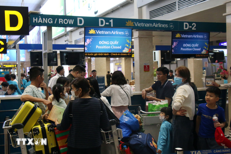 Hành khách làm thủ tục tàu bay trưa 24/1/2025. (Ảnh: Tiến Lực/TTXVN)