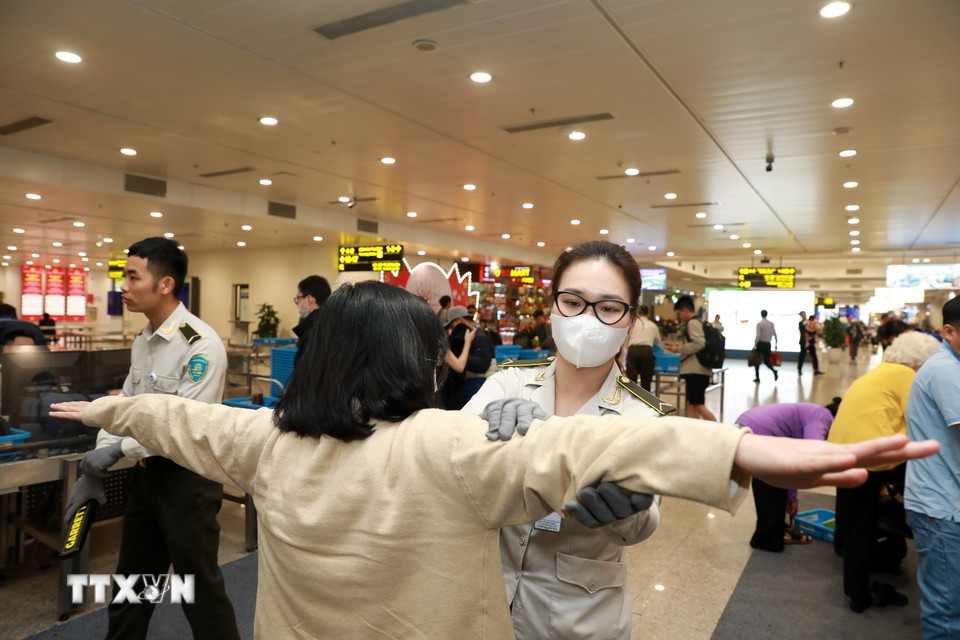 Kiểm tra an ninh trước khi vào phòng chờ lên máy bay. (Ảnh: Quốc Khánh/TTXVN)