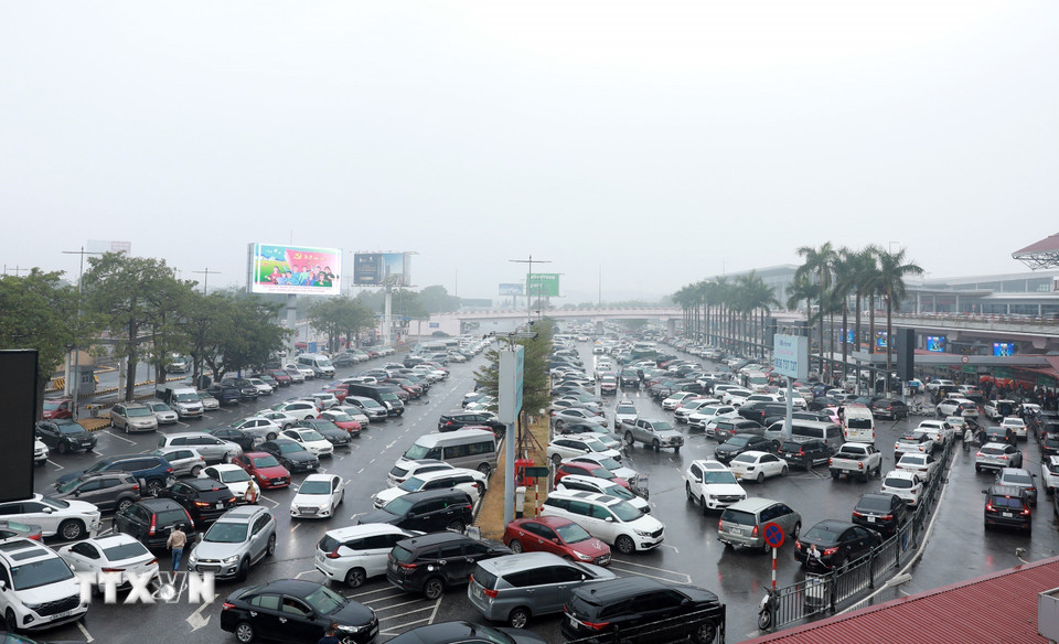 Sân đỗ ôtô nhà ga T1 đông đúc trong sáng 25 tháng Chạp. (Ảnh: Quốc Khánh/TTXVN)