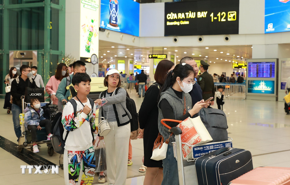 Người dân chờ làm thủ tục lên máy bay, sáng 25 tháng Chạp. (Ảnh: Quốc Khánh/TTXVN)
