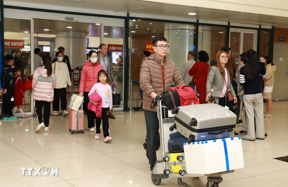 Người dân trở về Hà Nội đón Tết trong sáng 25 tháng Chạp. (Ảnh: Quốc Khánh/TTXVN)